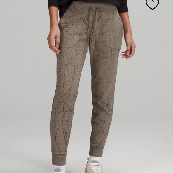 Lululemon🖤🪶NWT to dye for  joggers - Picture 2 of 16